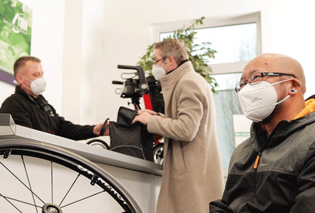 3 Personen mit Maske