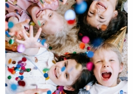 Kinder haben Spaß auf einem Kindergeburtstag