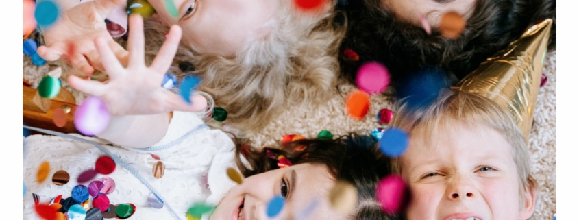 Kinder haben Spaß auf einem Kindergeburtstag