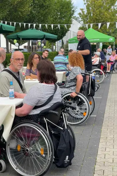 Michael Baron begrüßt Gäste auf dem rahm Sommerfest 2023