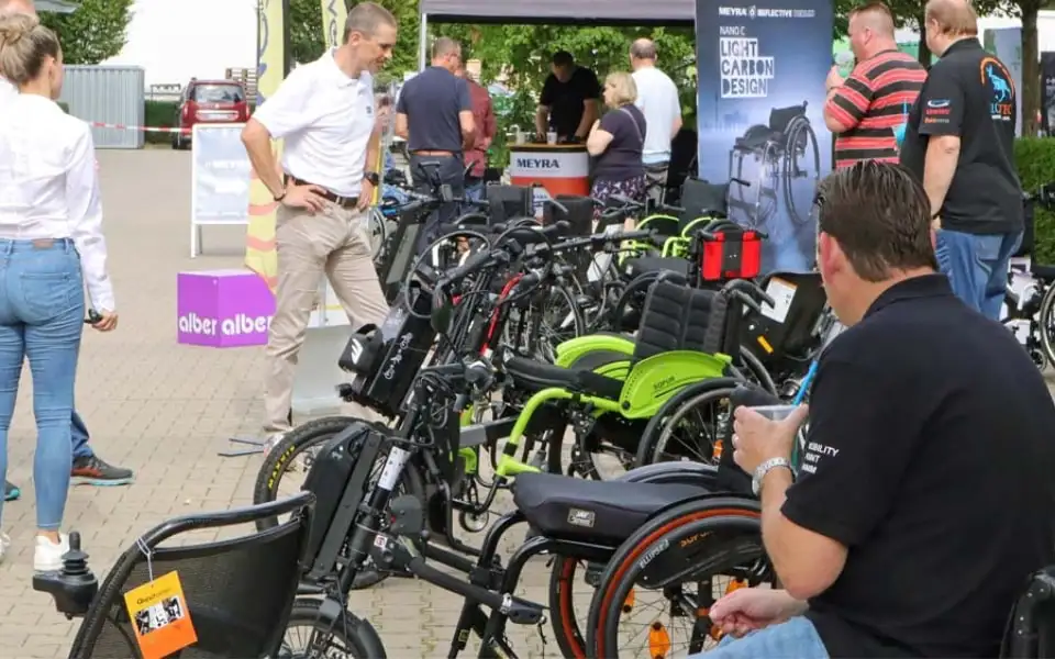 Gäste können Rollstühle auf dem rahm Sommerfest 2023 testen