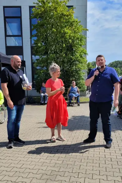 Meike Rahm und Michael Baron ziehen Gewinner beim rahm Sommerfest 2023 Meike Rahm und Michael Baron ziehen Gewinner beim rahm Sommerfest 2023