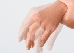 Tremore und Spastiken sind typische Parkinson-Symptome