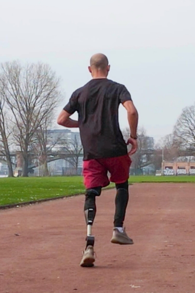 Yaser joggt mit Beinprothese