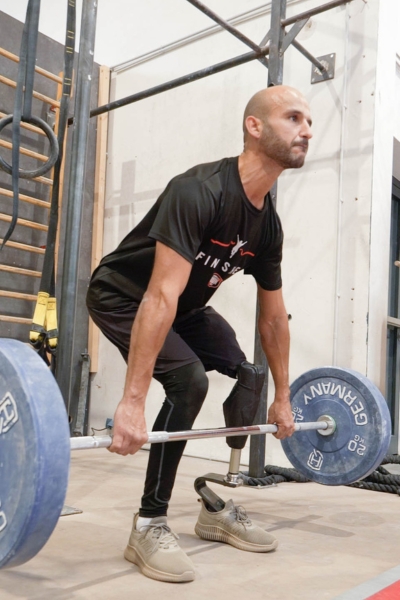 Yaser macht mit Beinprothese Fitness