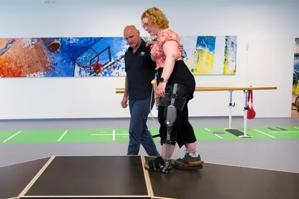 rahm Kundin testet im Neuro-Tag Nachfolgetermin das C-Brace.