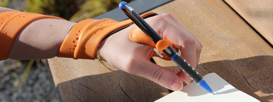 3D-gedruckte Orthese von rios Die 3D-gedruckte rios® Spiral ermöglicht wieder das Schreiben.