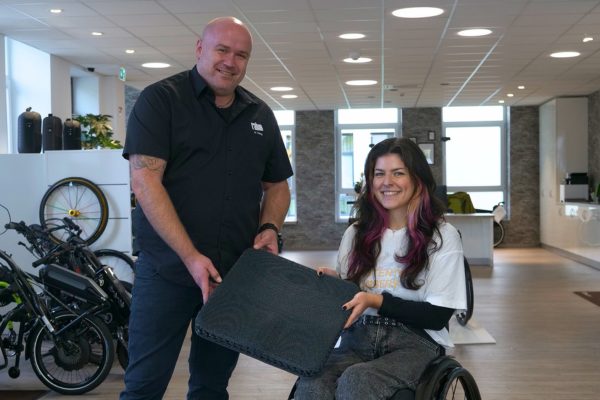 Fabienne mit 3D-Sitzkissen Kundin Fabienne wurde bei rahm mit einem rios® 3D-Sitzkissen versorgt