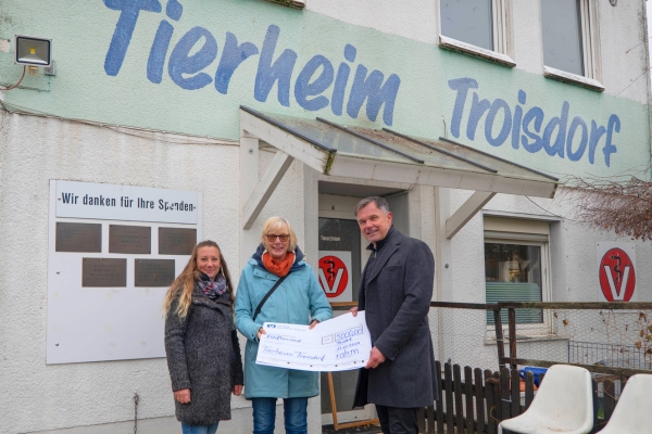 Marco Hammerstein überreicht dem Tierheim Troisdorf einen Spendenscheck über 5000 Euro.