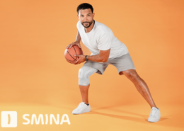 rahm Kunde spielt mit SMINA Kniebandage Basketball.