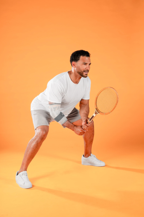 rahm Kunde spielt mit SMINA Ellenbogenorthese Tennis.