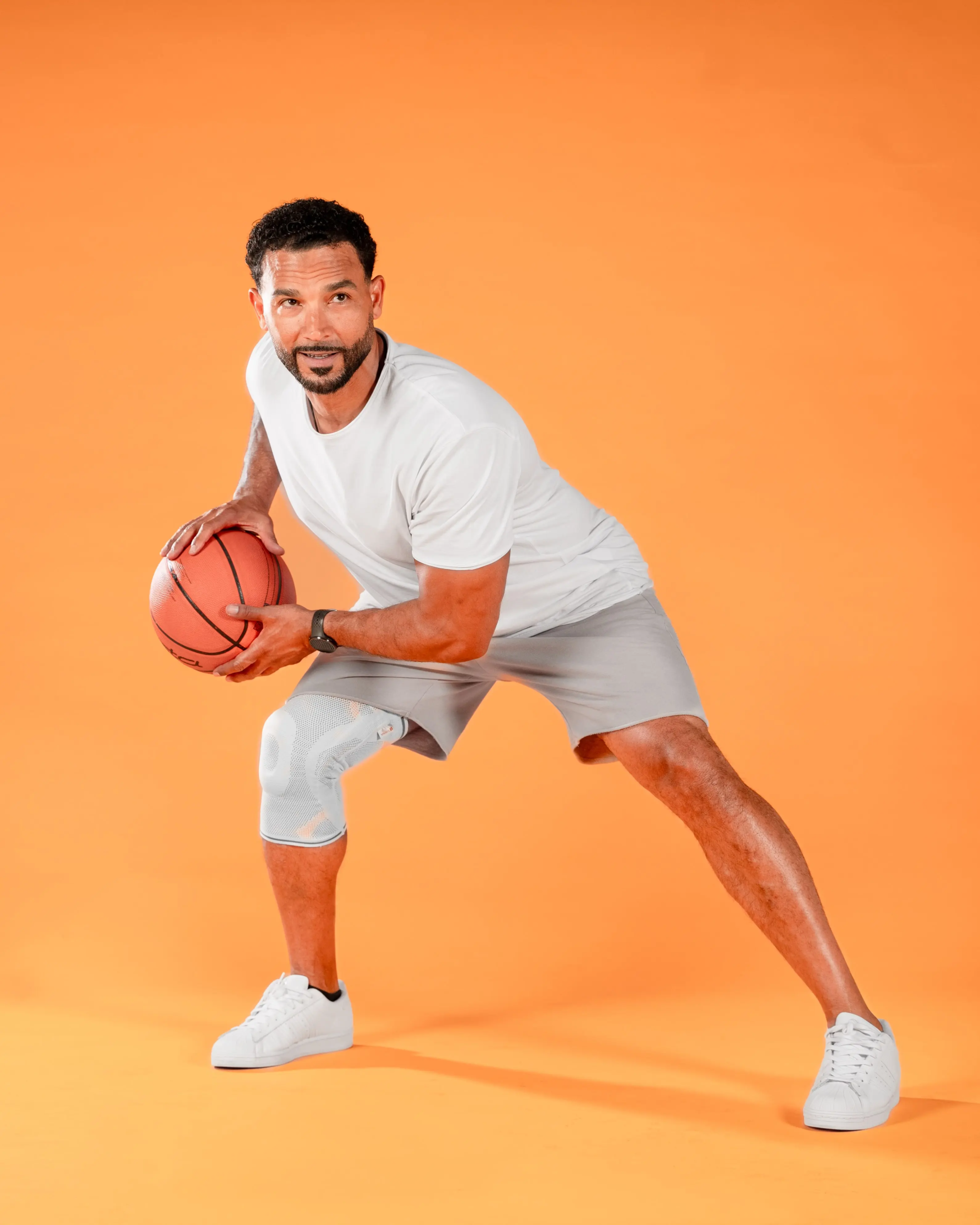 rahm Kunde kann mit SMINA Bandage wieder Basketball spielen.