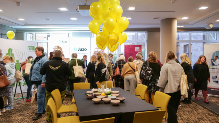 BesucherInnen beim rahm Lip-:Lymph-Tag XXL 2025 in Köln