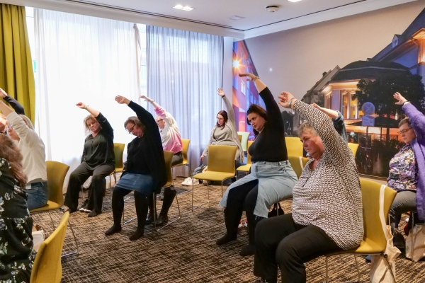 BesucherInnen des rahm Lip-/Lymph-Tags XXL 2025 in Köln beim Yoga-Workshop