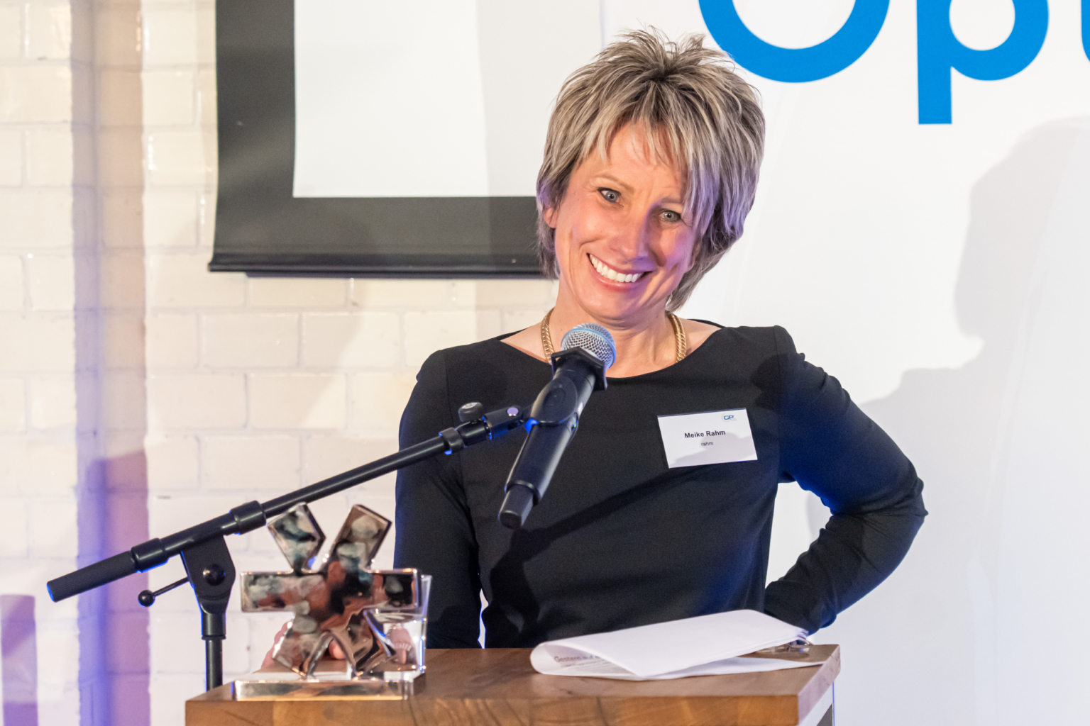 Meike Rahm hält eine Rede beim GesundheitsProfi 2025