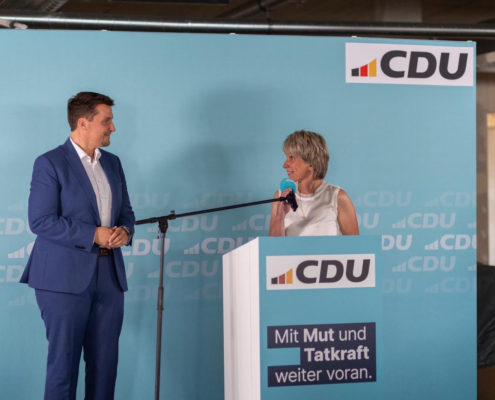 CDU Bürgermeister von Troisdorf Alexander Biber auf der Bühne mit Meike Rahm