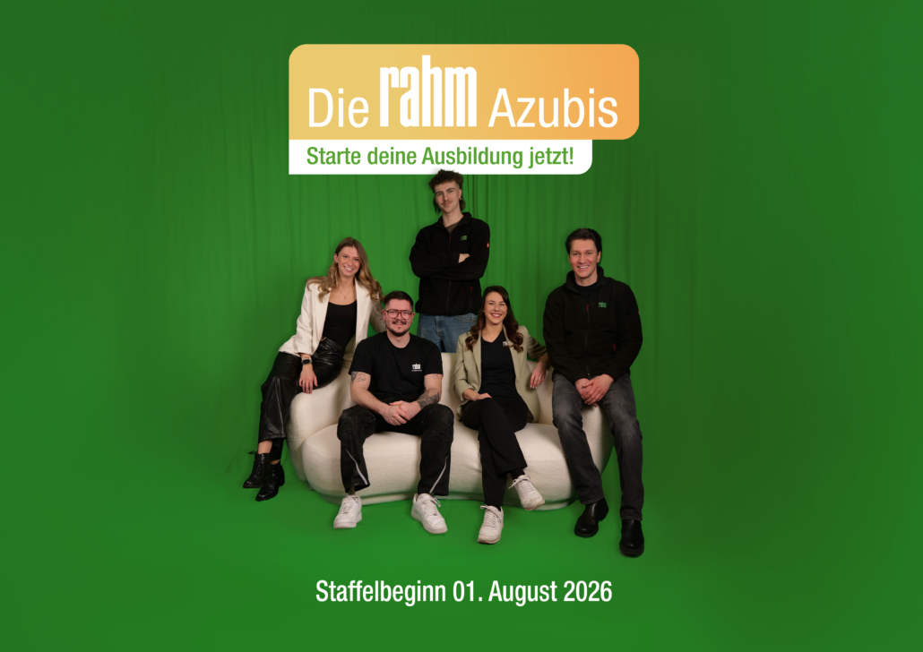 Ausbildung bei rahm junge Menschen sitzen auf einem Sofa