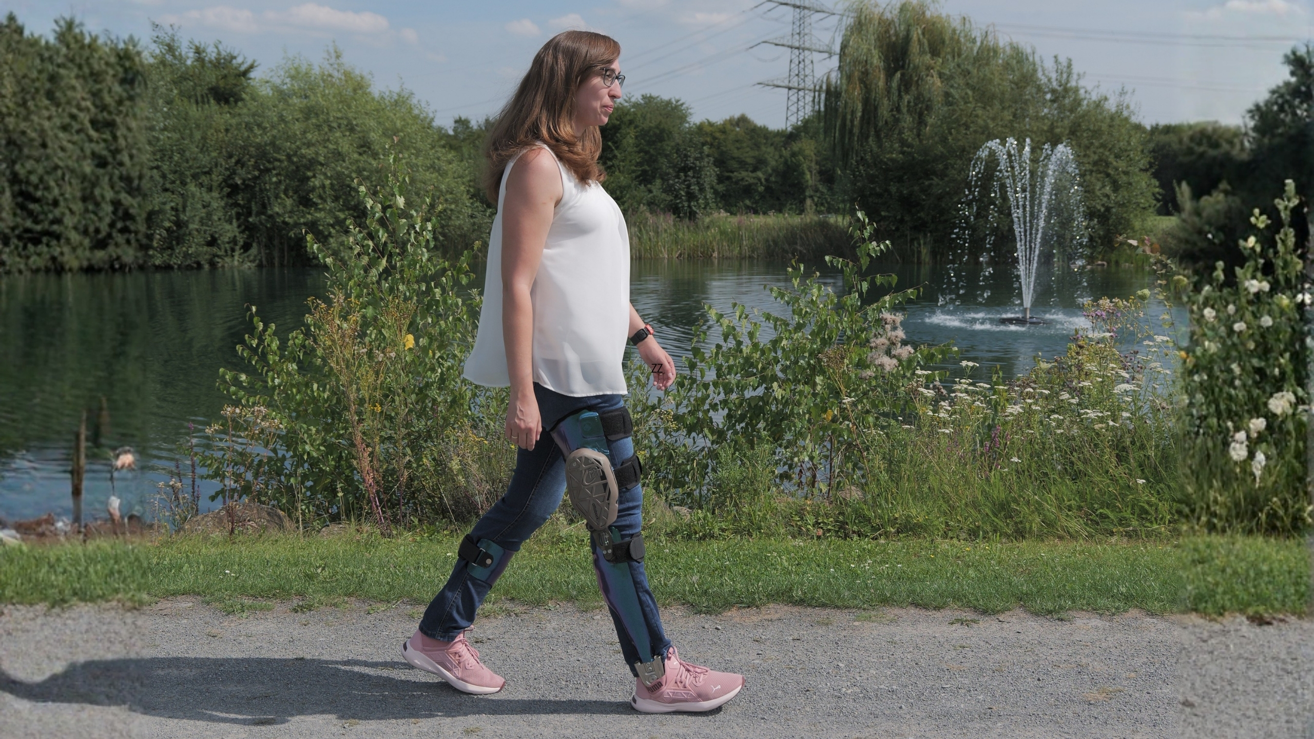 Maike geht mit C-Brace spazieren